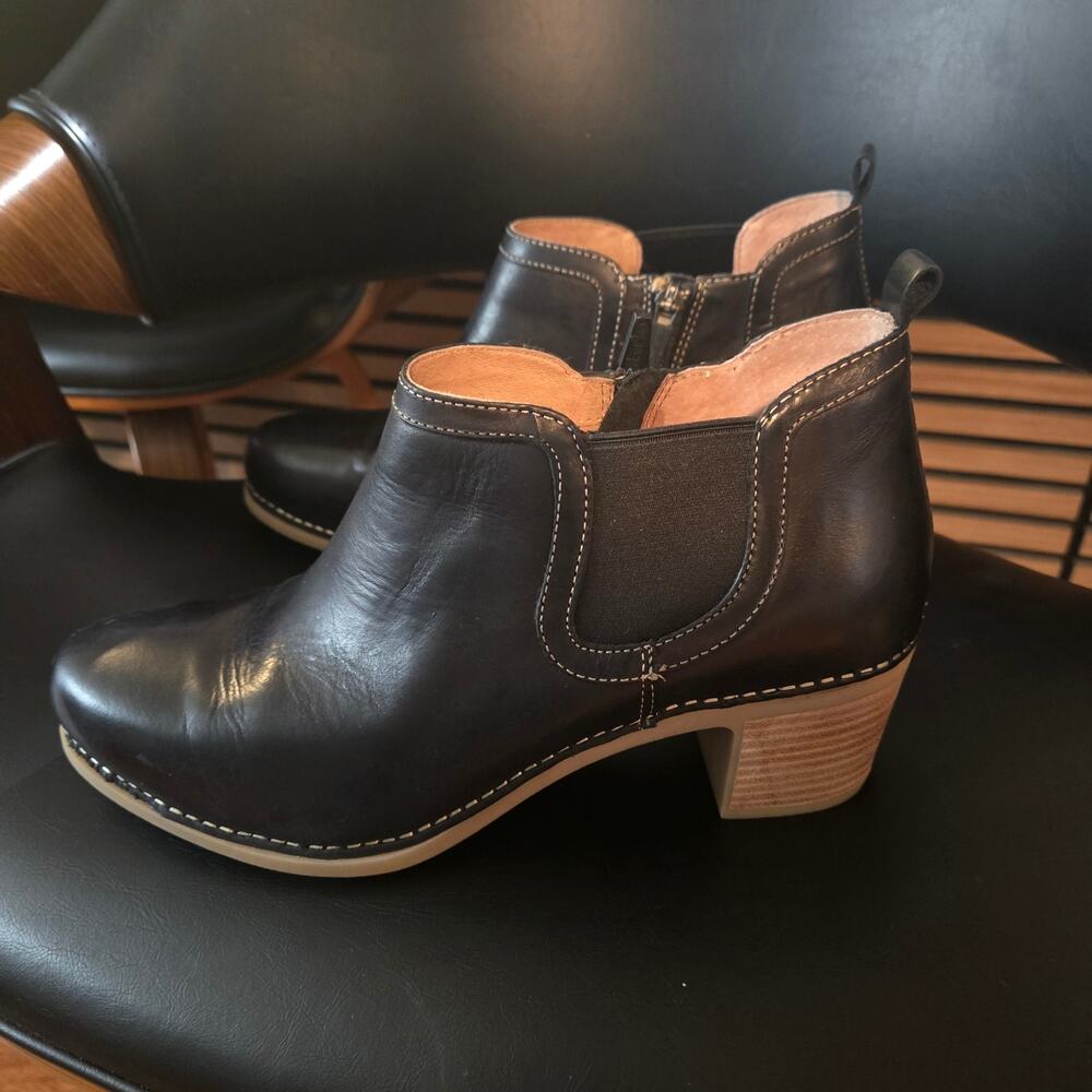Dansko Harlene black leather ankle boots featuring a stacked block heel size 41 - Picture 2 of 8